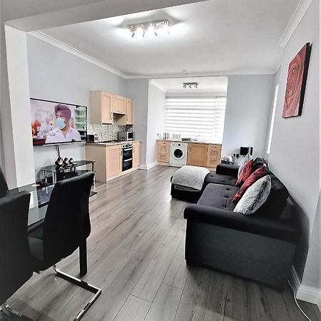 Апартаменты Large Flat Quite Location Modern And Well Equipped Суонидж Экстерьер фото