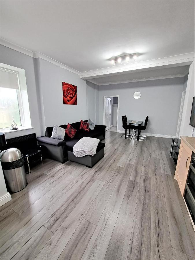 Апартаменты Large Flat Quite Location Modern And Well Equipped Суонидж Экстерьер фото